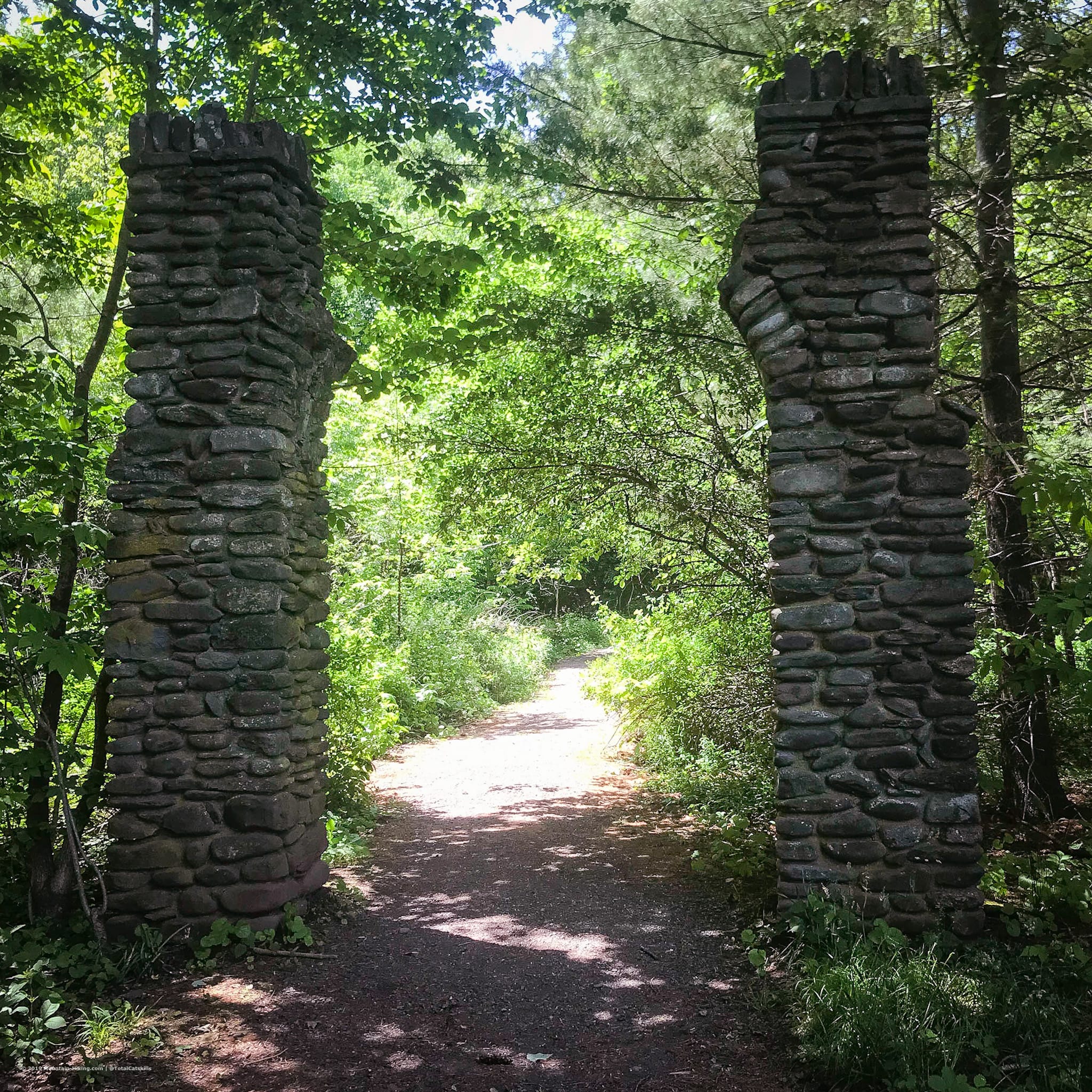 catskills pillars entrance