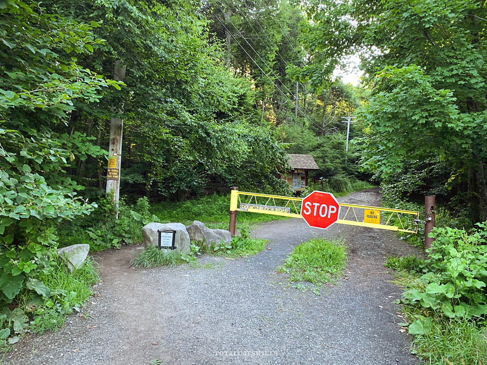 overlook mountain trail: yellow gate with stop sign