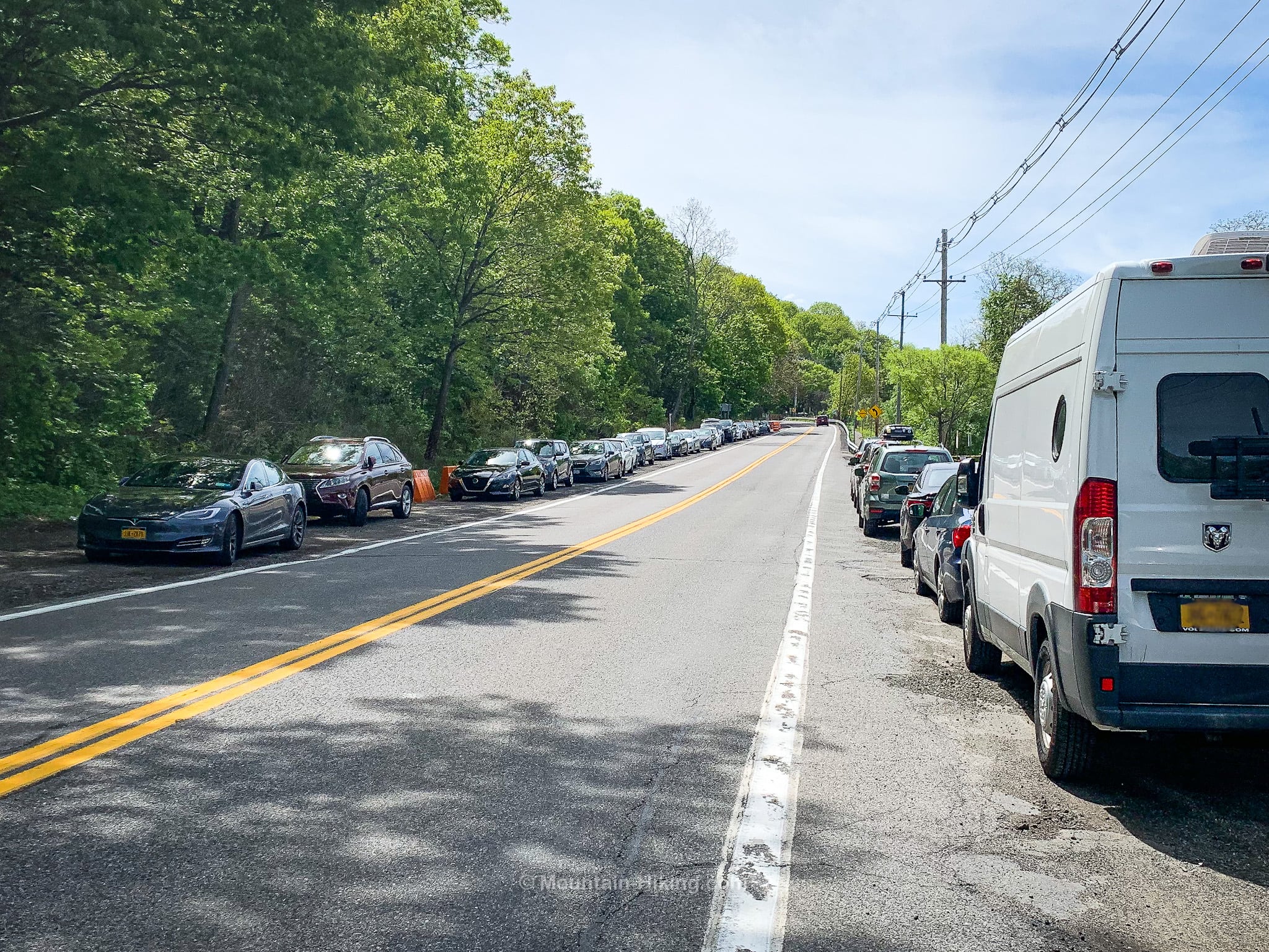 cars parked on both sides of 9D for Breakneck Ridge