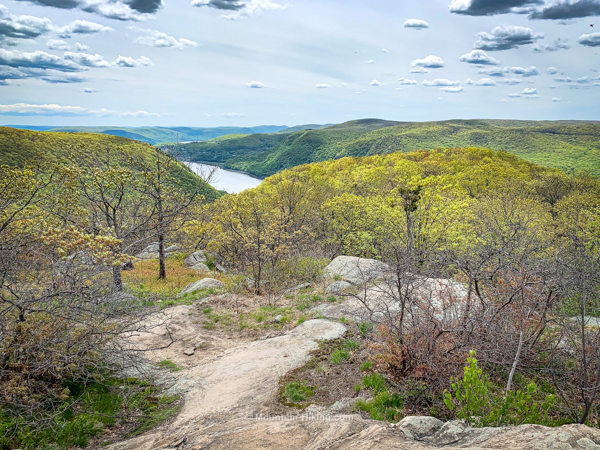scenic view down the hudson from the highest spot on breakneck ridge